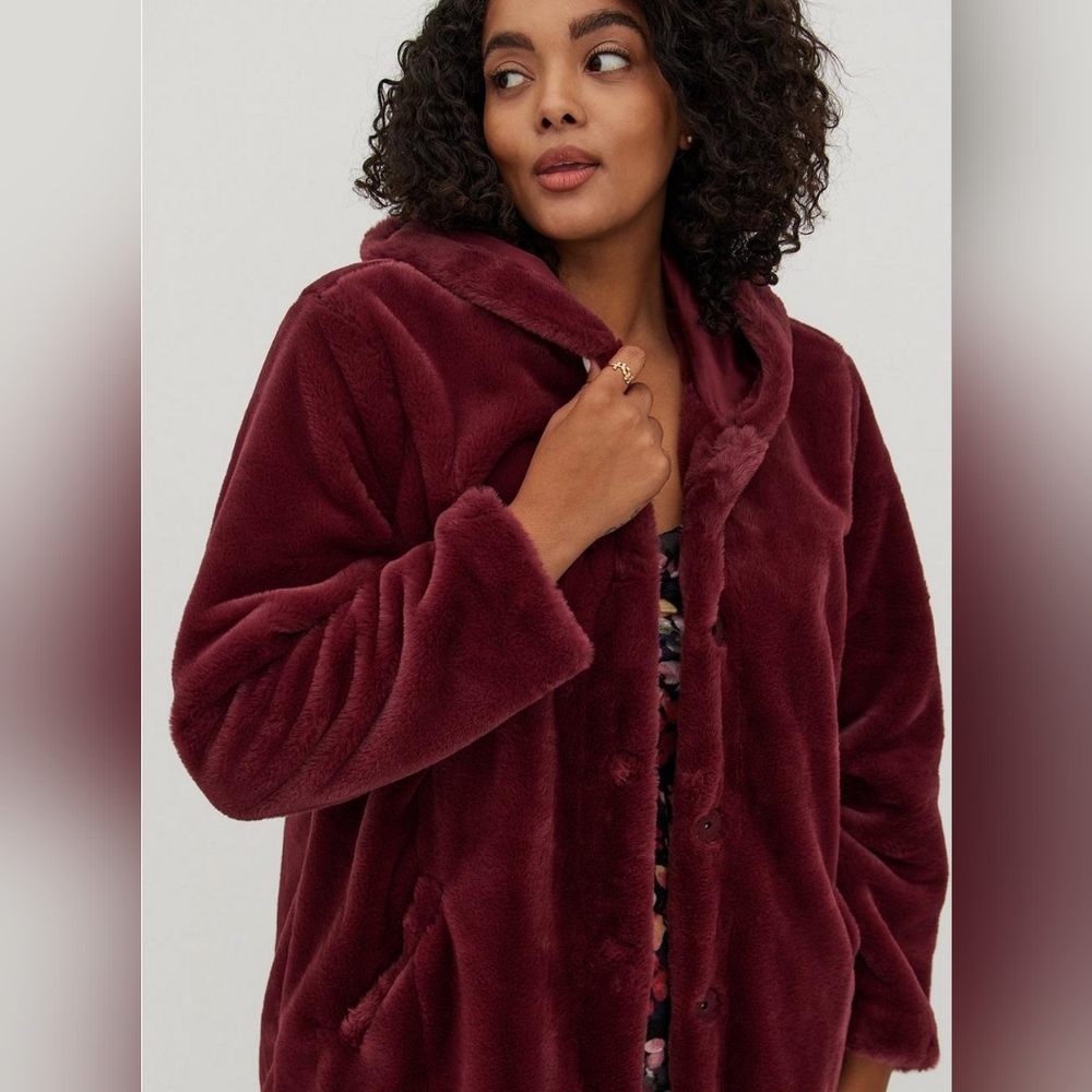 Torrid 0X Burgundy Faux Fur Coat NWT